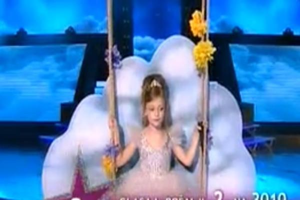 Ova osmogodišnja devojčica svojim pevanjem rasplakala je Leontinu! A i vas će! (FOTO)