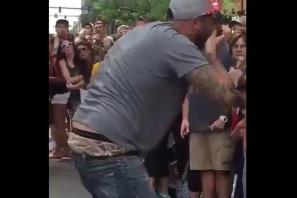 Koliko pijan moraš da budeš da bi pojeo izmet na proslavi titule?! (UZNEMIRUJUĆI VIDEO)