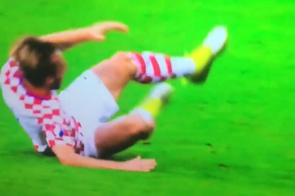 Celim stopalom na potkolenicu: Portugalac bez milosti zgazio Rakitića! (VIDEO)