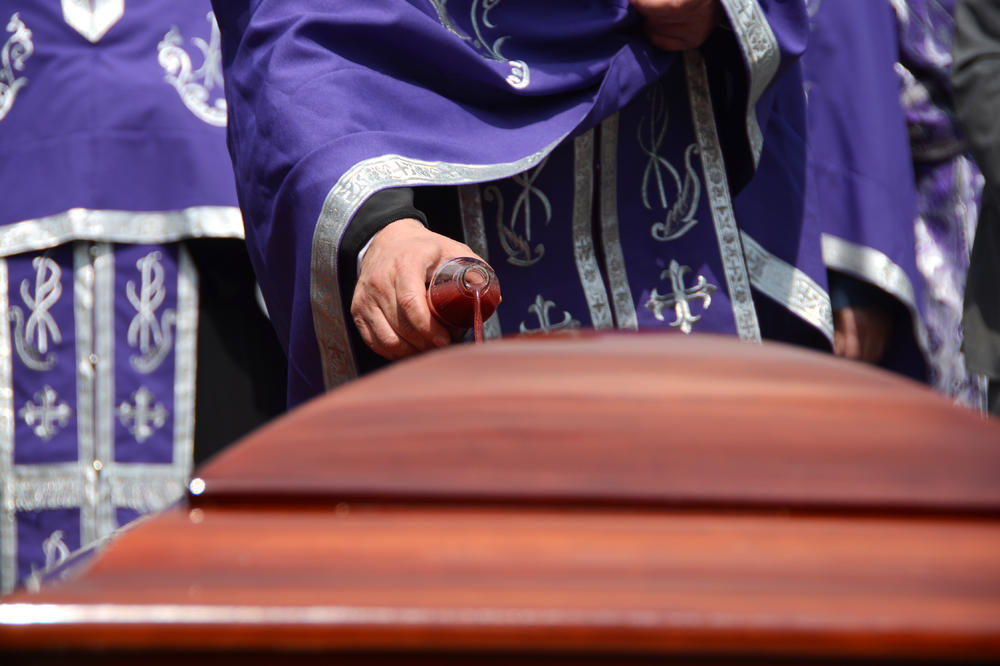 Mrtvački sanduk pored kontejnera USRED BEOGRADA! Od ovog prizora Srbi su danas ostali skamenjeni!