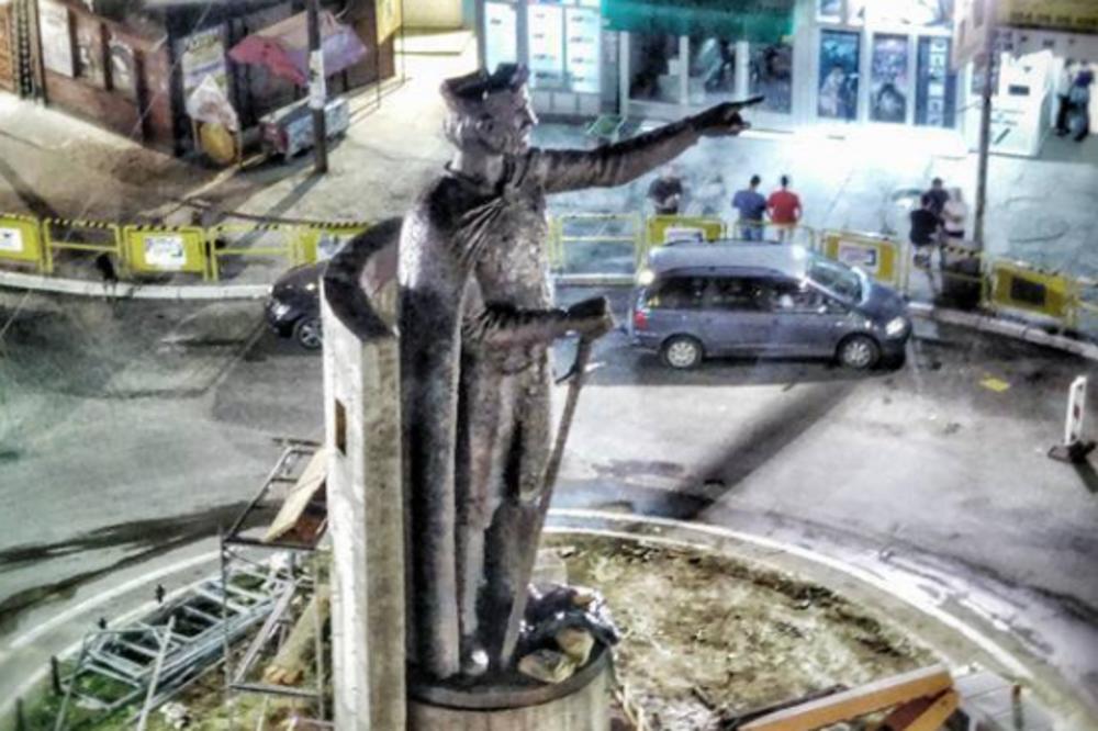 Postavljen spomenik knezu Lazaru u Kosovskoj Mitrovici! (FOTO)