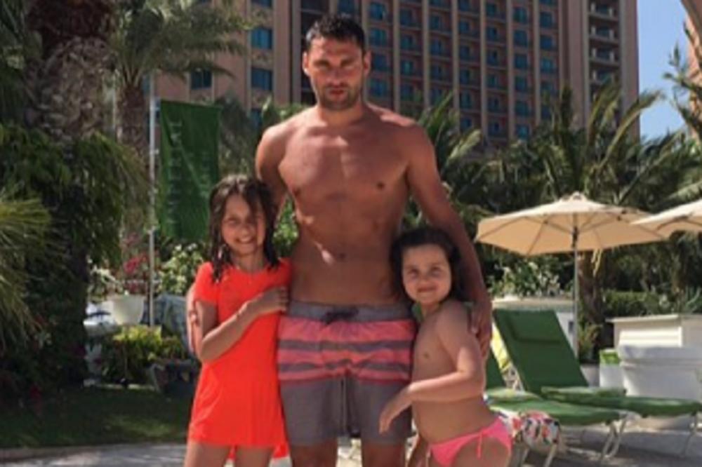 Zato će ga JK zauvek voleti: Evo kako izgleda kada Duško glumi mamu Niki i Atini! (FOTO)