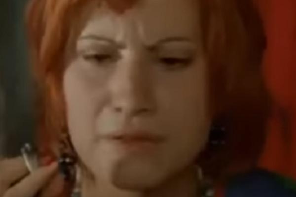 Sećate li se crvenokose mačke iz filma - Sivi kamion crvene boje? Ovako danas izgleda! (VIDEO)