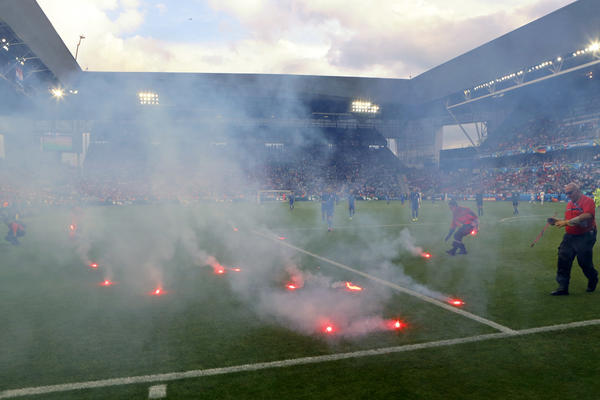 Sa Hrvatima se popeo na krov sveta, a u Francuskoj hteo da prekine utakmicu! (VIDEO)