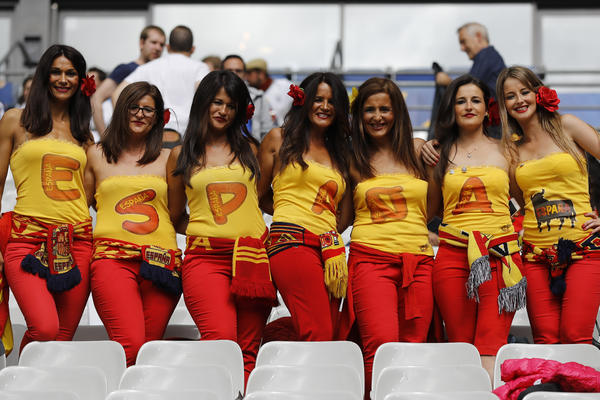 ŠPANCI STALI UZ SRBE: Bez zastave takozvane Republike Kosova!