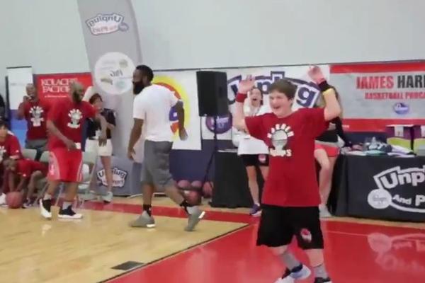 Finta Hardena ostavila ga je u neverici! Klinac bukvalno nije znao gde je lopta! (VIDEO)