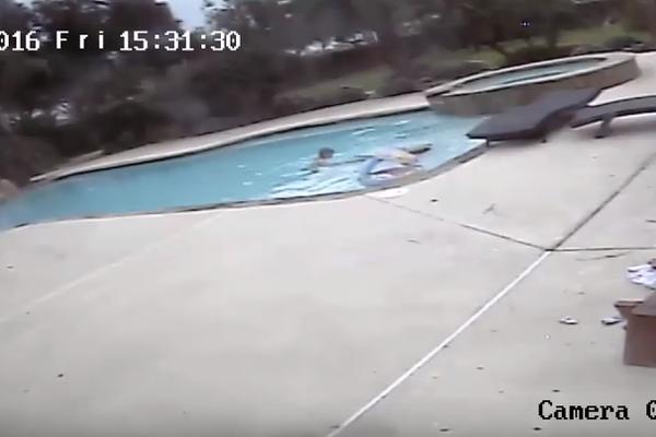 Majka joj se davila u bazenu, a kamere su snimale! Devojčica (5) je uradila nešto što će vas zaprepastiti (VIDEO)