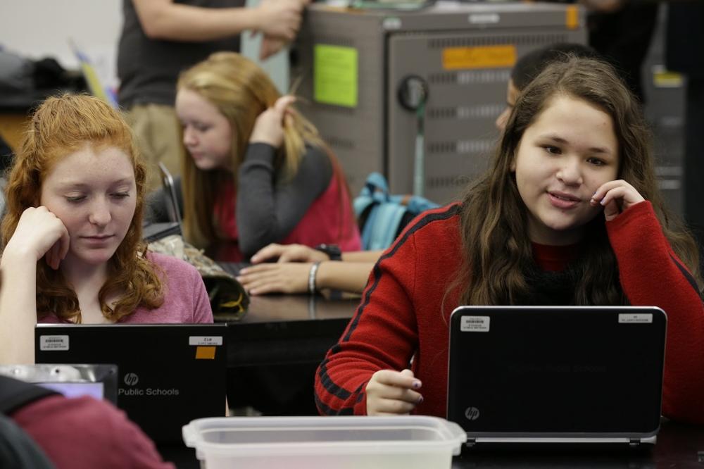 Srbijo, da li te je sramota? Čitavom svetu trebaju programeri, samo nama ne!