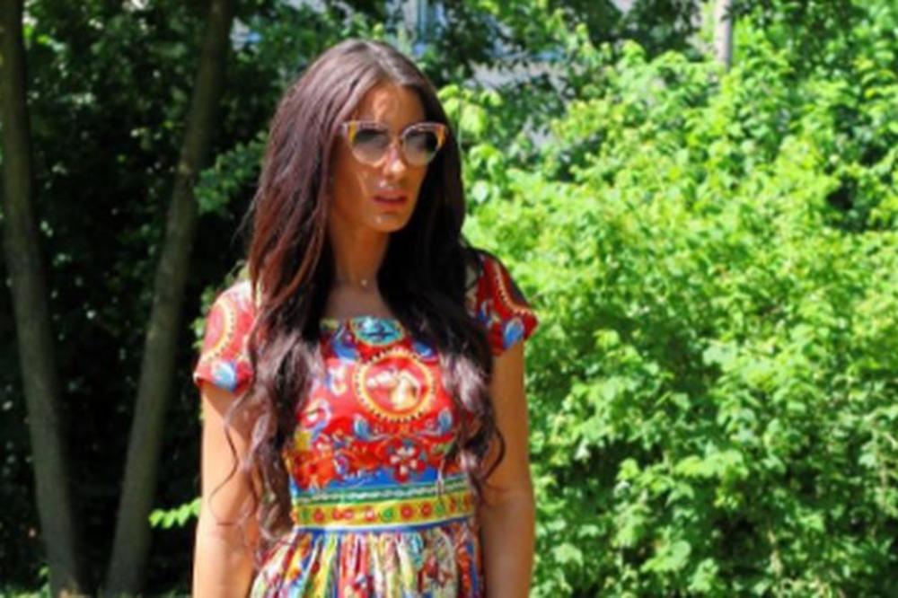 PRVA SLIKA DIDI J SA ĆERKOM, OBE OBUČENE U VERSAĆE: Svima je poslala brutalnu PORUKU POSLE OSUDA (FOTO)