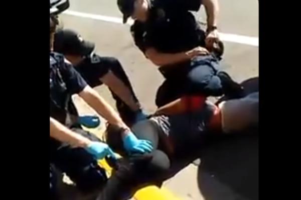 Policajci brutalno pretukli tinejdžerku! Zbog ovog video snimka ceo svet se podigao na noge! (VIDEO)