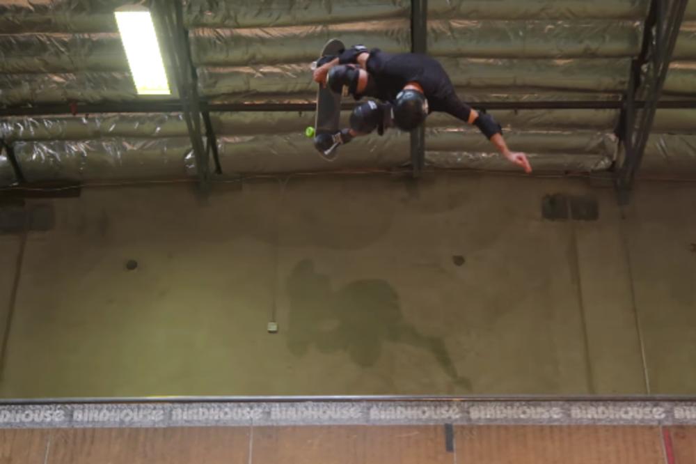 Živa legenda: Ima 48 godina, a na skejtu radi 900 stepeni!? (VIDEO)