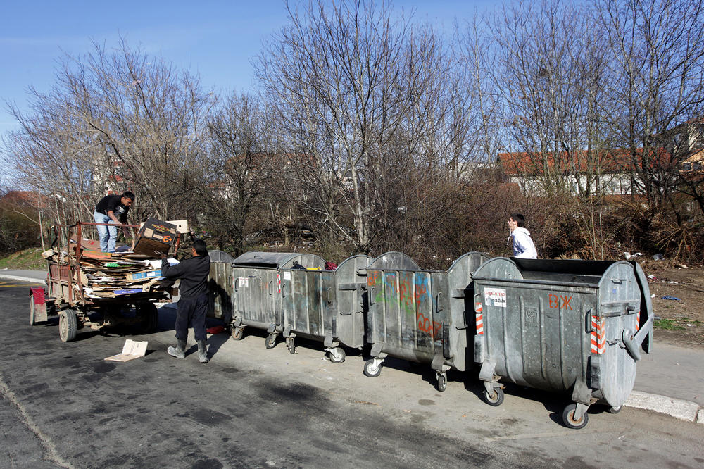 TRAŽILI STE VERU U LJUDE? ĐORĐE JE KOPAO PO KONTEJNERIMA, a onda je naišao DEJAN koji mu je život promenio iz korena! (FOTO)
