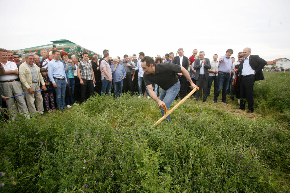 TAKO SE TO RADI: Vulin udomio CELU SVOJU EKIPU ZA OGROMNE PLATE u preduzeću TIGAR iz Pirota!