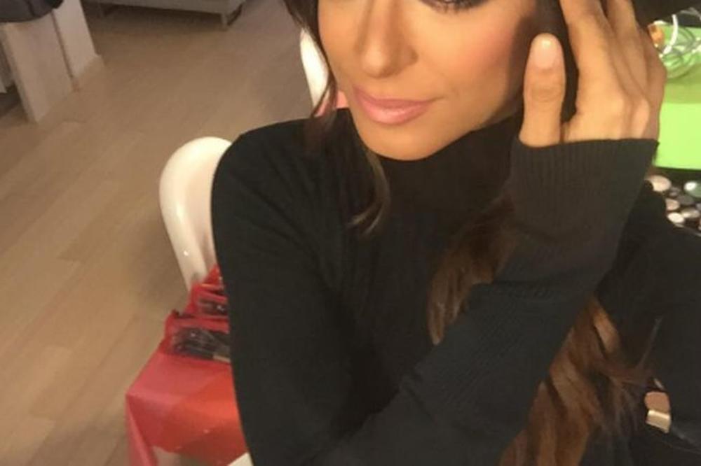 Bez gaća: Ministarka objavila fotku pre seksa! Samo da joj vidite pozu! (FOTO)