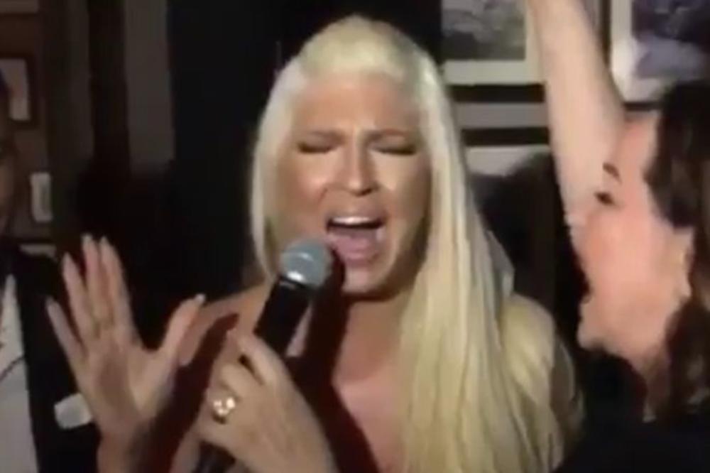Ko kaže da JK ne zna da peva? Bekuta se povukla pred Divom kad je ova zapevala Anin veliki hit! (VIDEO)