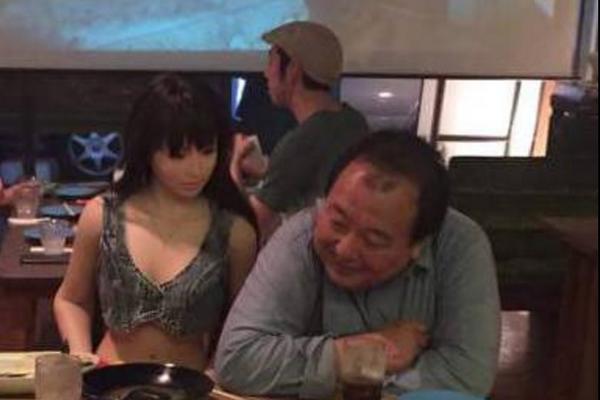 Svi zure u japanskog biznismena i njegovu devojku - kad shvatite zašto, zgadiće vam se život (FOTO)