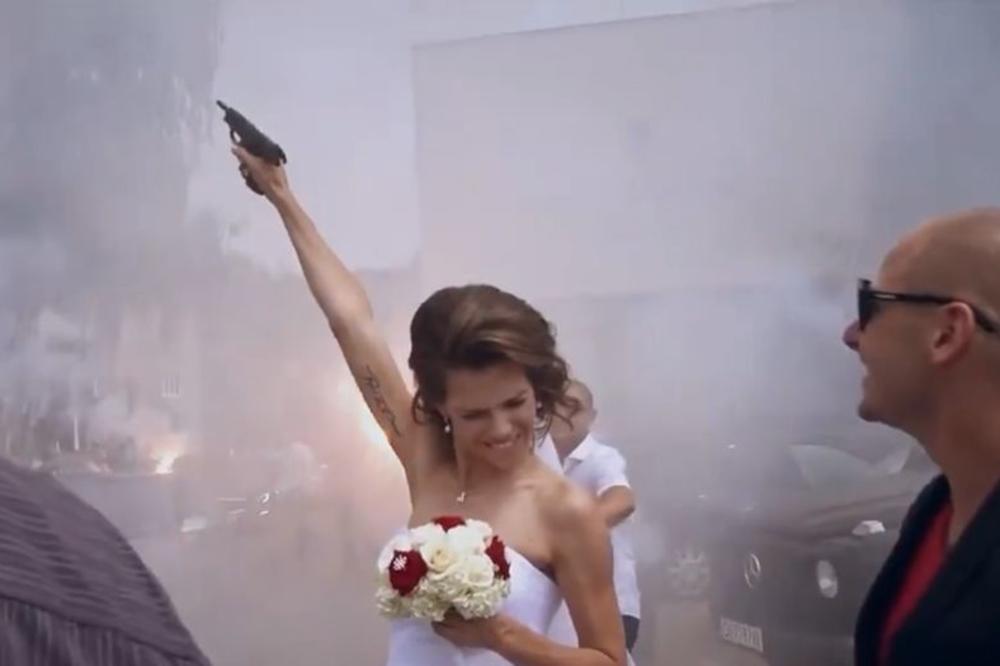 Mlada sa utokom, u pozadini bakljada i SARS: Ovako izgleda navijačka svadba! (VIDEO)
