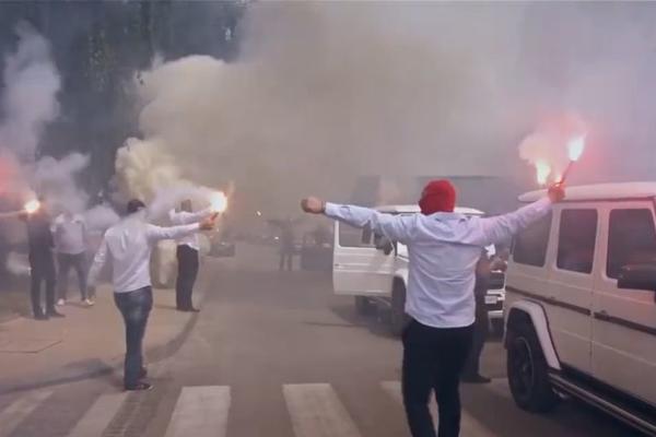 HULIGANI NAPALI IGRAČE HAJDUKA, ALI... Kada su ih pojurili "Bili" razbežali se kao zečevi!