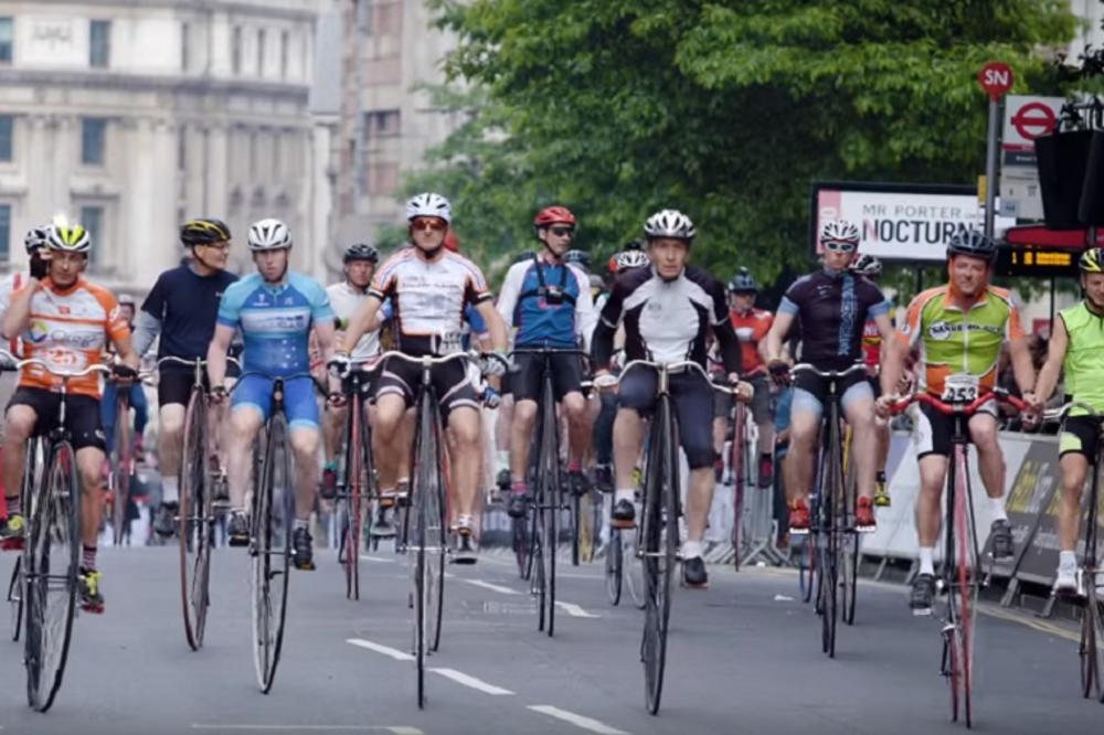 Ovakve bajseve malo ko sme da vozi, a oni se čak i trkaju na njima (VIDEO)