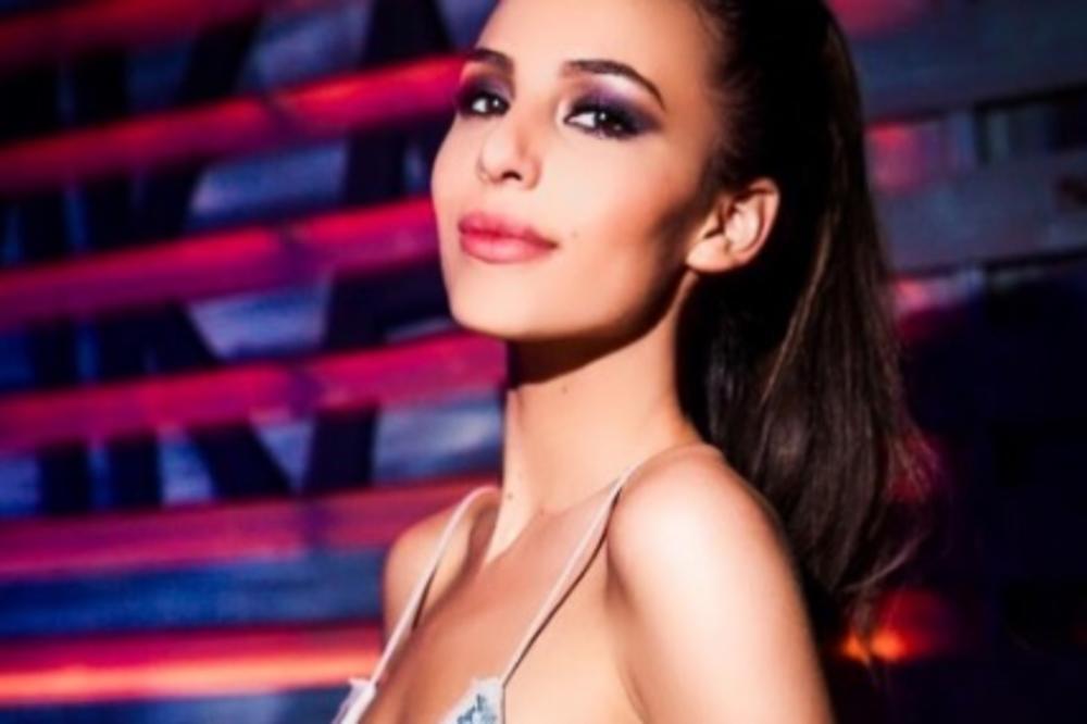 Mnoge dame ne bi smele ovakve u javnost, a na Anastasiji čak i ovaj komad odeće izgleda seksi! (FOTO)