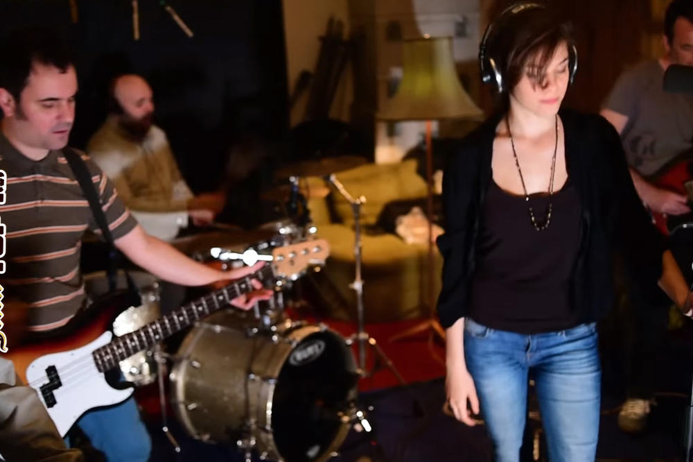 Iza čvrsto drži sve iza sebe već 2 nedelje! Znate ko će odlučiti da li će tamo i ostati? (VIDEO)