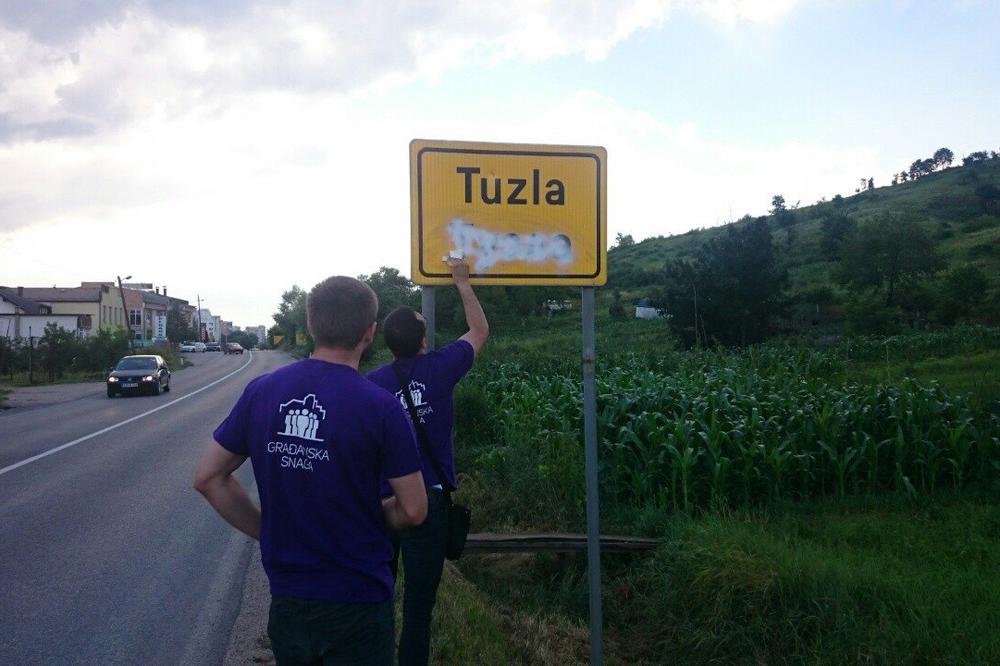 Neko je uništio ćirilični naziv na tabli za Tuzlu, ali oni su vratili veru u bratstvo i jedinstvo (FOTO)