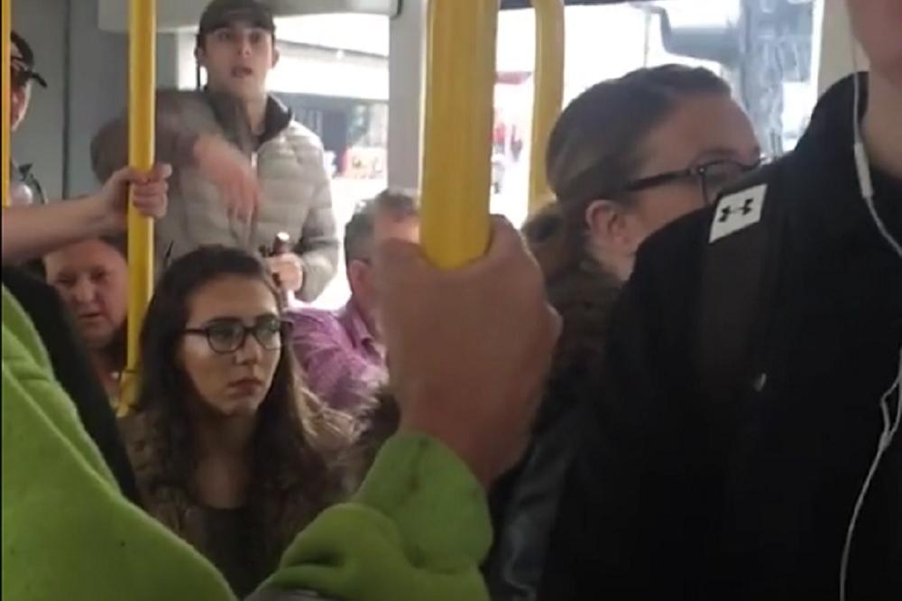 Napad u tramvaju šokirao sve: Bedni migrante, vrati se u Afriku! (FOTO) (VIDEO)