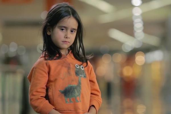 Da li biste samo prošli pored ove devojčice: Video koji će vas dirnuti pravo u srce! (VIDEO)