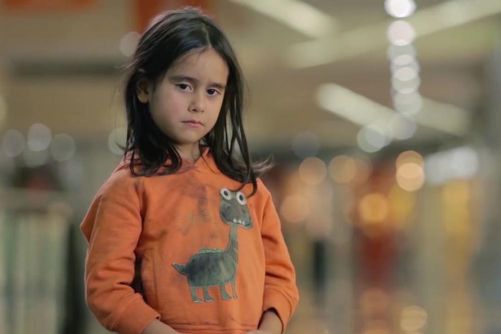 Da li biste samo prošli pored ove devojčice: Video koji će vas dirnuti pravo u srce! (VIDEO)