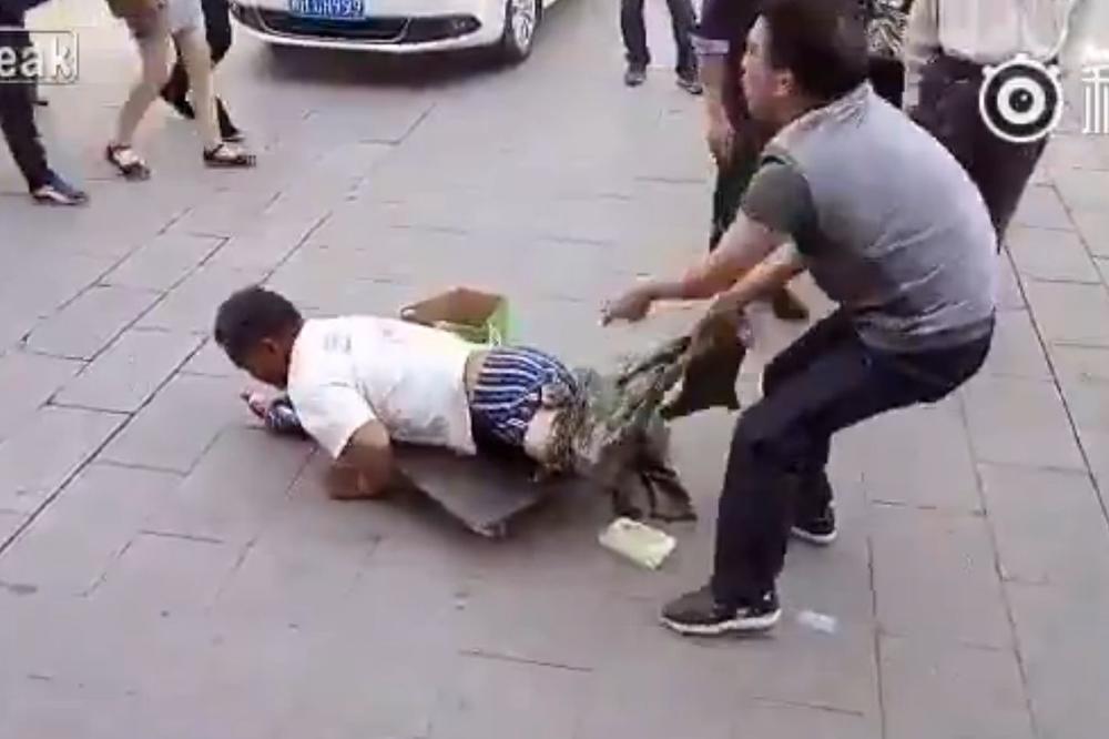 Krivite ljude koji ne daju ni dinar prosjacima? Snimak pokazuje da su možda u pravu! (VIDEO)