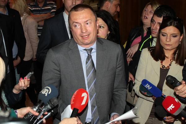 TRAMP BAREM IMA PRAVU DIPLOMU I NE TELEFONIRA FEJSBUKU: Pajtić propisno isprozivao Tomu Nikolića! (FOTO)