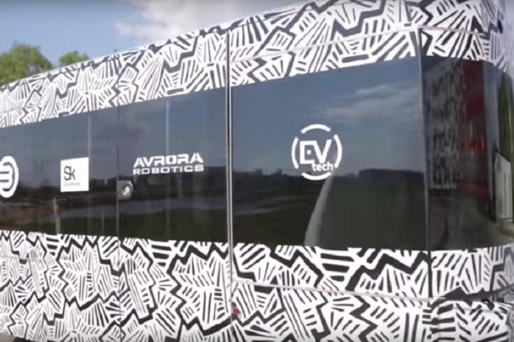 Gde je vozač? Ruski autobus sam piči ulicama (VIDEO)