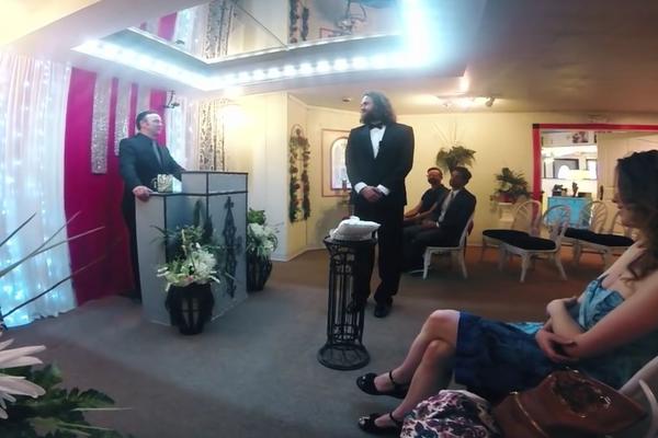 Luđe od ovoga ne može: On je obukao svoj iPhone u belo i oženio ga! (VIDEO)