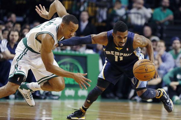 DOBRO SE DOBRIM VRAĆA! Trener Memfisa napravio glupost, ali su ga igrači potpuno izvadili! (VIDEO)