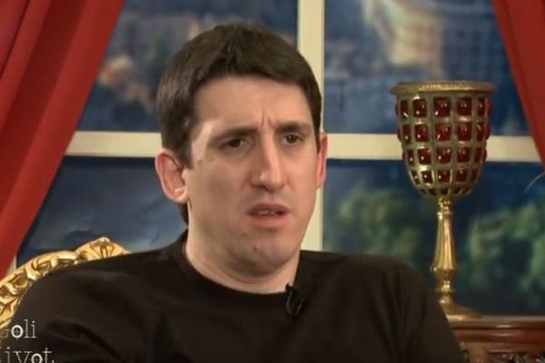 NIKAD VIĐENA FOTKA KRISTIJANA GOLUBOVIĆA: Zarastao, u gaćama, slikali ga pored rešetaka! (FOTO)