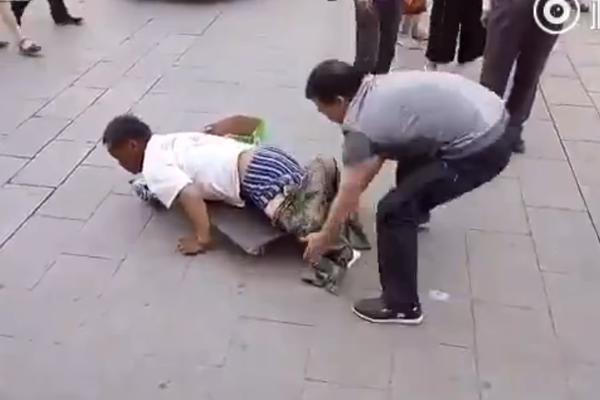 Provaljen: Evo kako lažni prosjaci fejkuju svoj invaliditet (VIDEO)