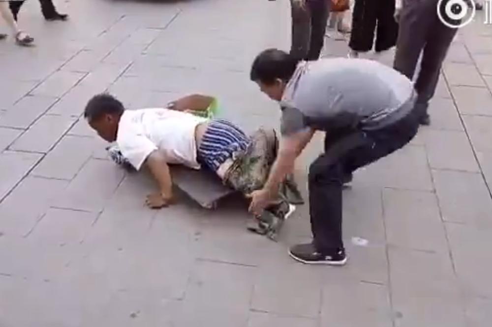 Provaljen: Evo kako lažni prosjaci fejkuju svoj invaliditet (VIDEO)