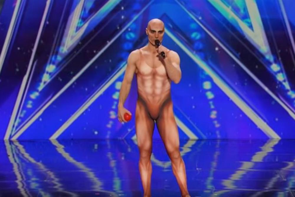 Prvo su mu se smejali zbog bizarnog kostima, a onda ih je ćelavac ubio u pojam! (VIDEO)