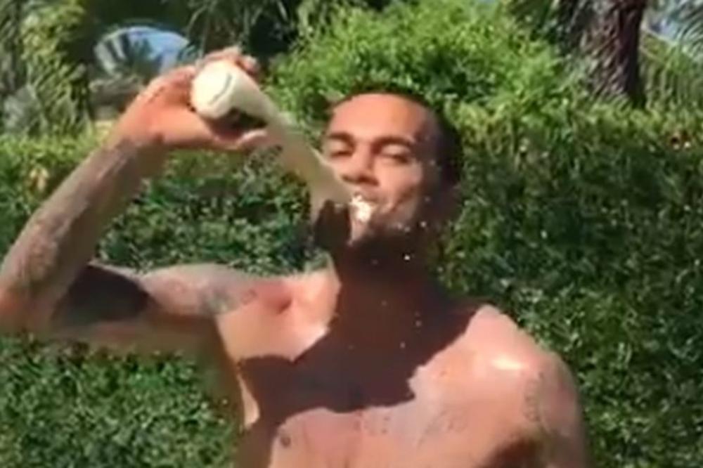 Kada vidite kako Dani Alveš otvara pivo, više nikada nećete pomisliti na otvarač! (VIDEO)