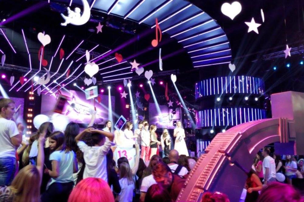 BIO JE OMILJENI DEČAK U PINKOVIM ZVEZDICAMA, A SADA JE PORASTAO! Prošlo je 5 godina i izgleda OVAKO!