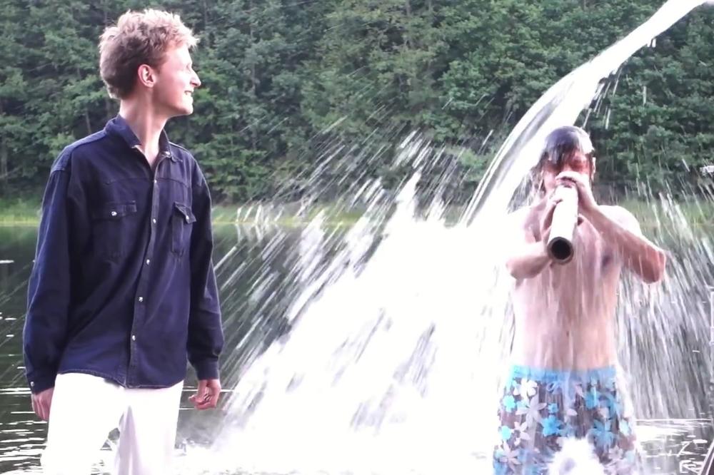 Znate li kako da osušite kosu za sekundu? Ovi momci imaju odgovor! (VIDEO)