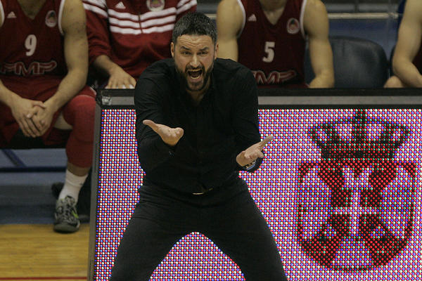 BRAVO GURKE, AKO SI IH OPLAVIO, ŽENE MORAJU DA ZNAJU GDE IM JE MESTO: Pretukao ženu i dete, a oni mu se DIVE!