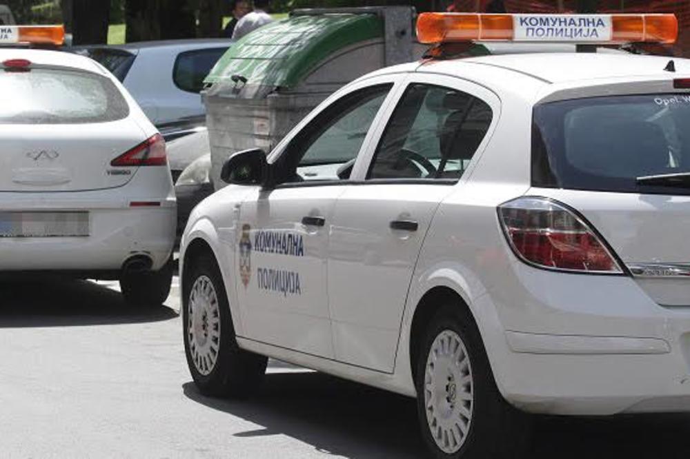 Bahato, bahatije - Komunalna policija: Pogledajte gde se parkirao ovaj komunalac, i proći će nekažnjeno! (FOTO)