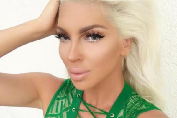 Usta 4 broja veća, oči da se uplašiš, a cela faca...OK, znamo da JK koristi Fotošop, ali sad ga baš pretera! (FOTO)