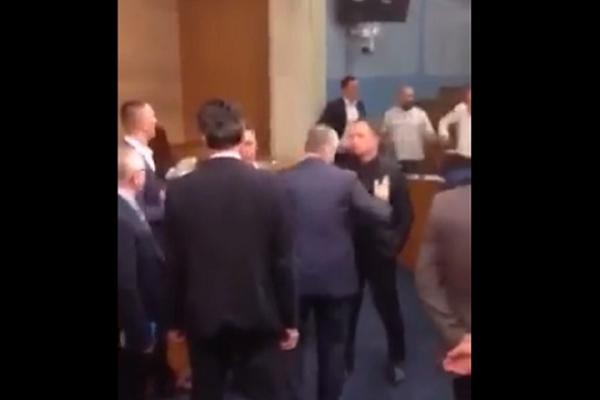 Zamalo tuča: Potpuni haos u crnogorskom parlamentu (FOTO) (VIDEO)
