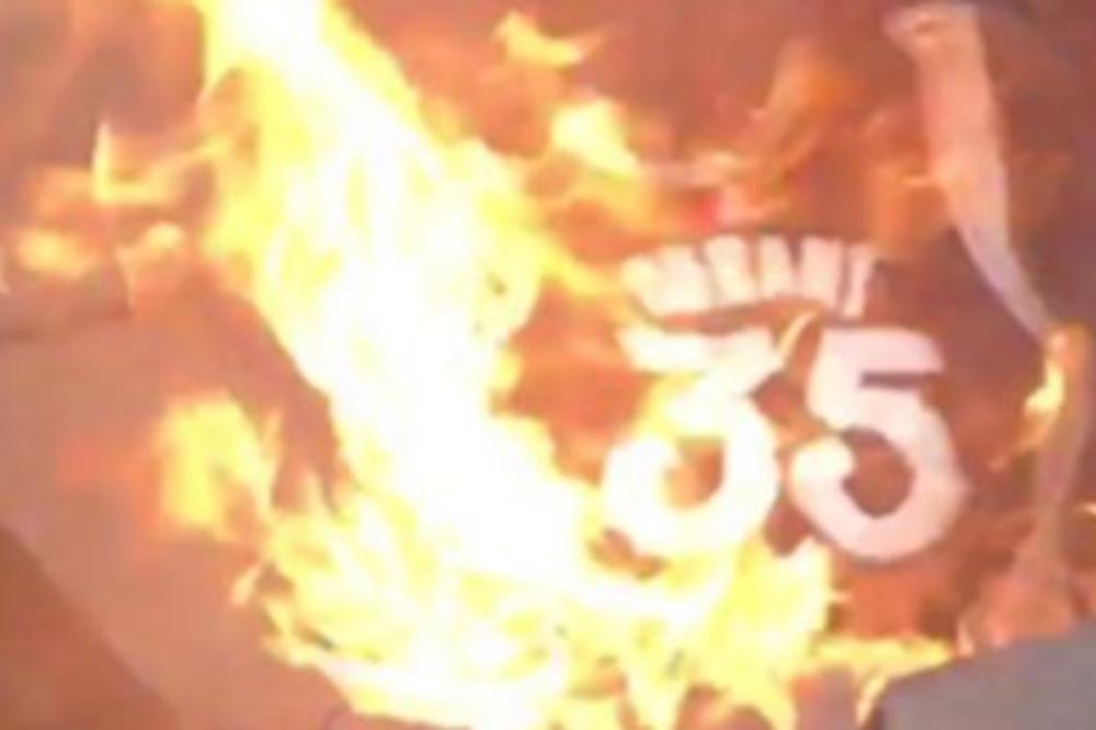 Gori... gori kao buktinja: Kevin prošao kao Lebron! Već se spaljuju Durentovi dresovi! (VIDEO)
