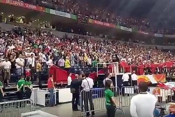 Ovacije za košarkaše, a onda muk u Areni i samo se ogromna trobojka vijori! (VIDEO)