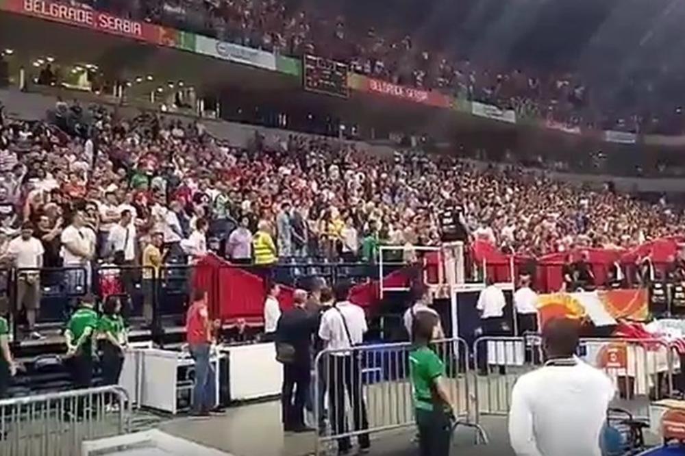 Ovacije za košarkaše, a onda muk u Areni i samo se ogromna trobojka vijori! (VIDEO)