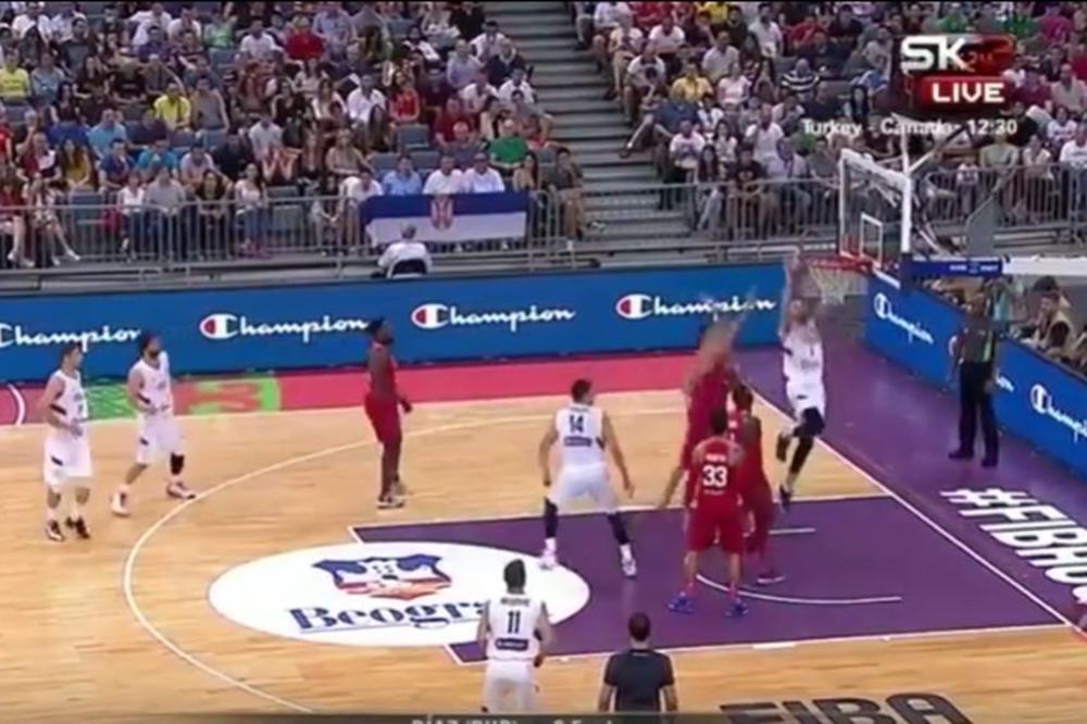 Nisu znali Portorikanci gde je lopta: Luda kombinacija Tea i Jokića, a onda je Simon slomio obruč! (VIDEO)