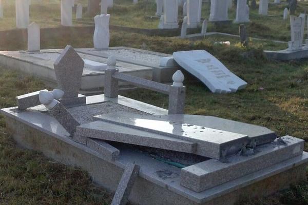 Na novopazarskom groblju porušeno 25 nadgrobnih spomenika! (FOTO)